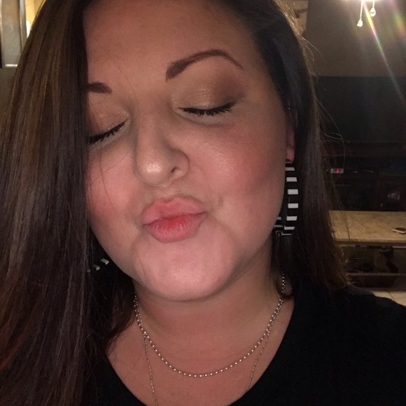 Meet your Posher, April - Picture 2 of 4